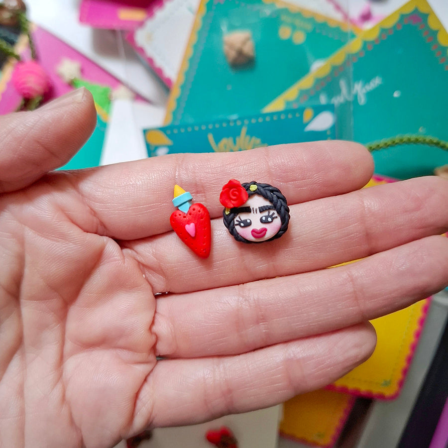 Aretes Frida con rosa y milagrito