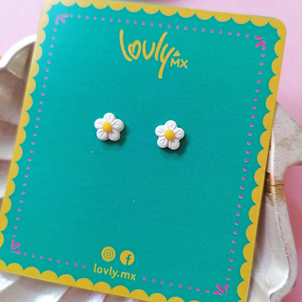 Aretes mini flores blancas