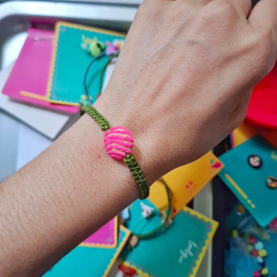 Pulsera tejida conchita de fresa