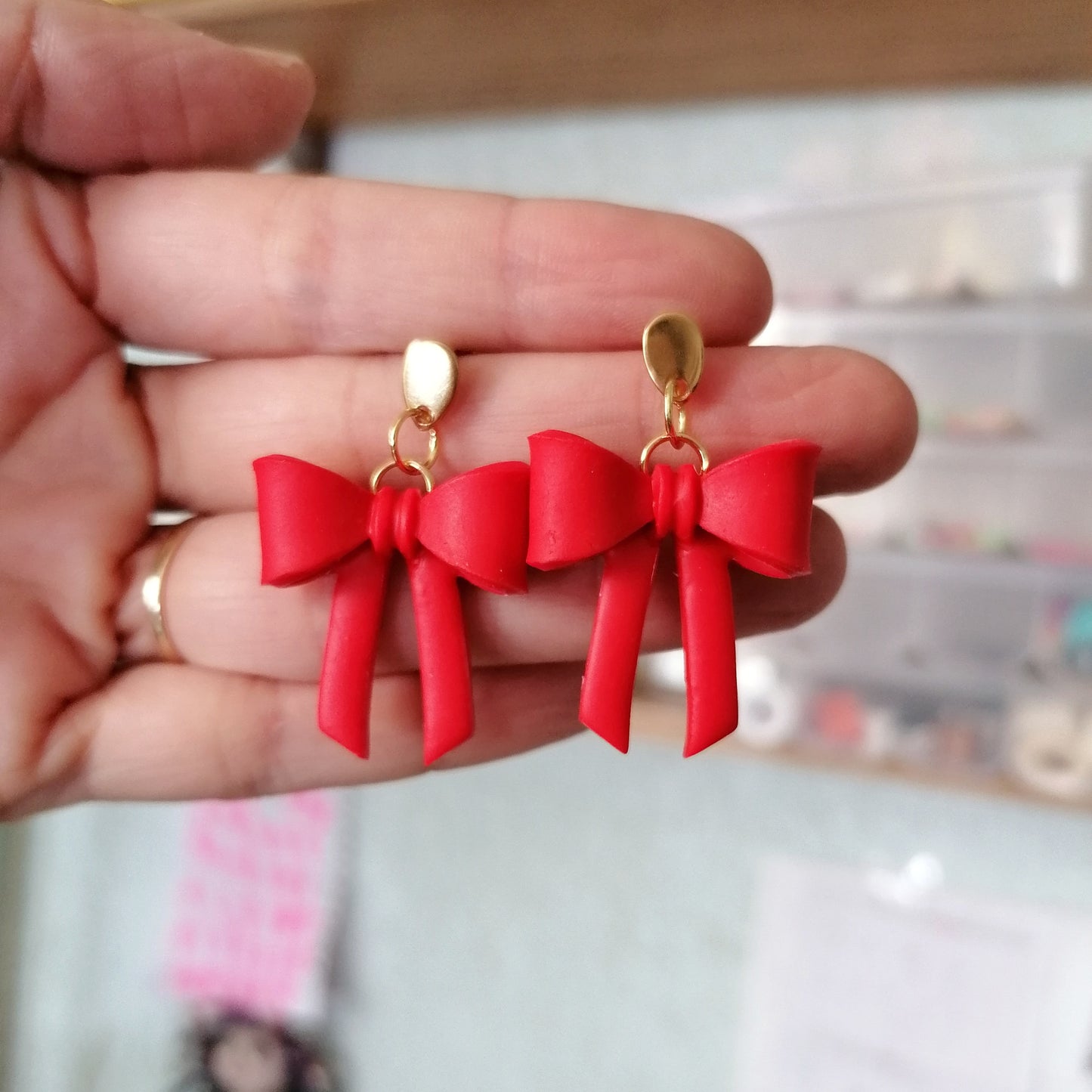 Aretes moños de regalo