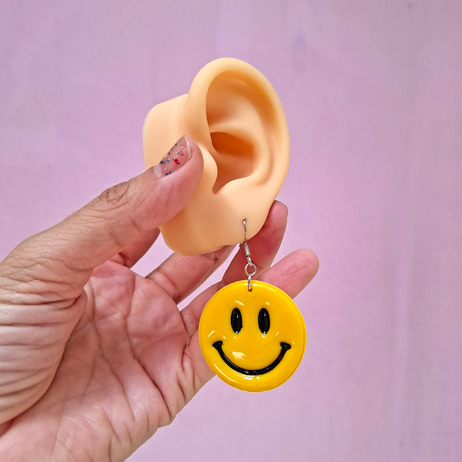 Aretes emoji feliz largos