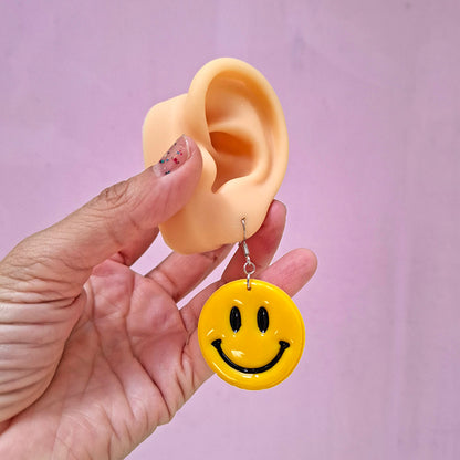 Aretes emoji feliz largos