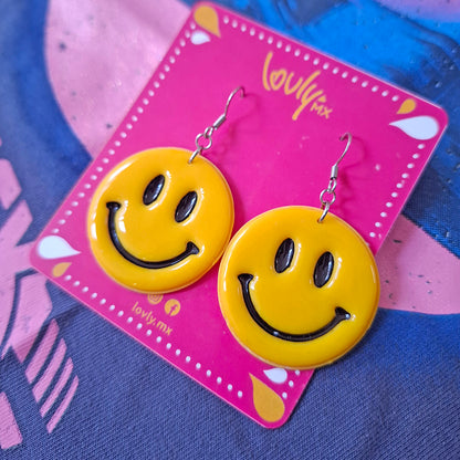 Aretes emoji feliz largos