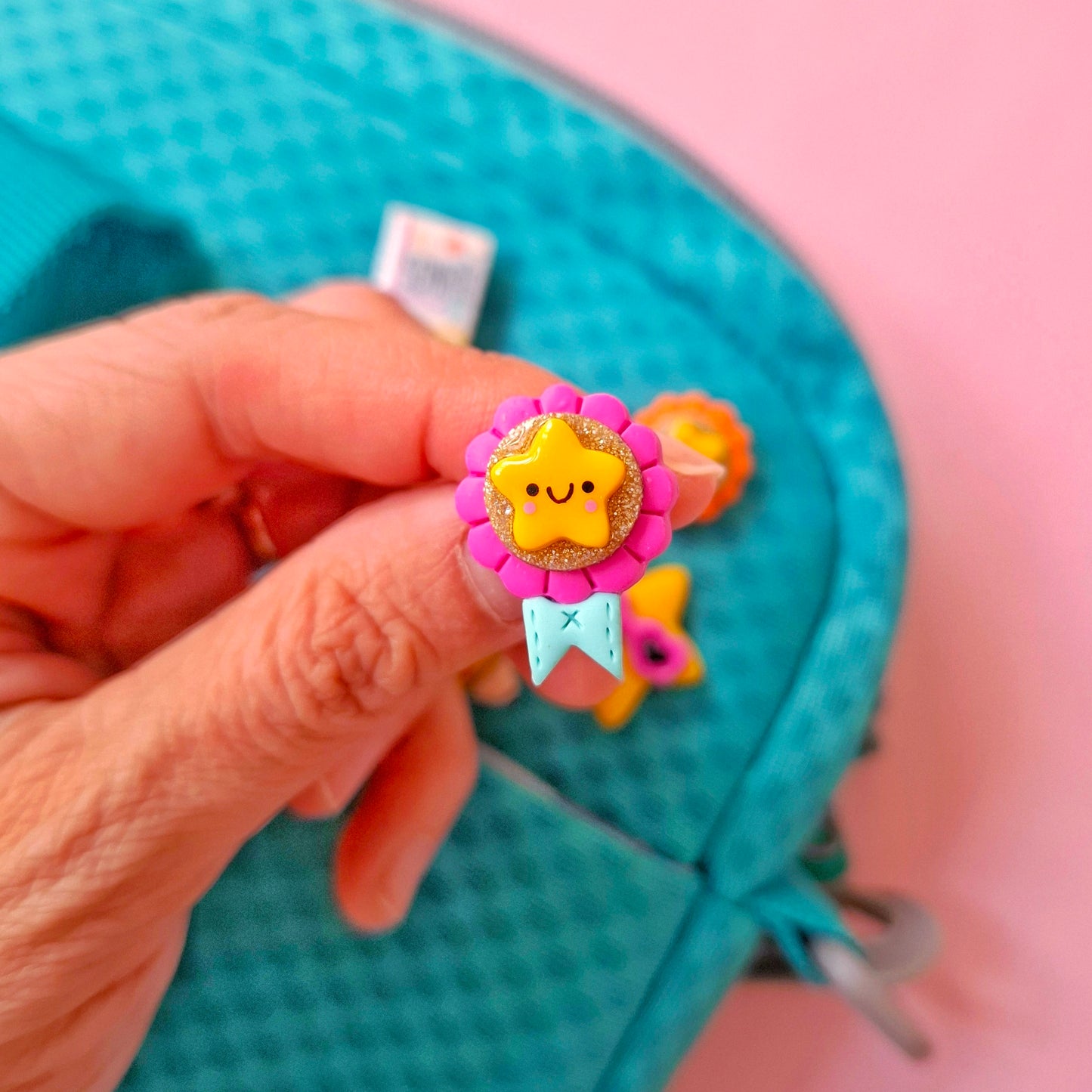 Pin medalla rosa