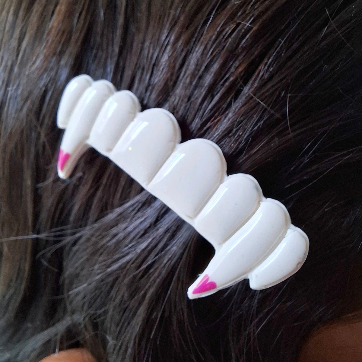 Broche cabello colmillos