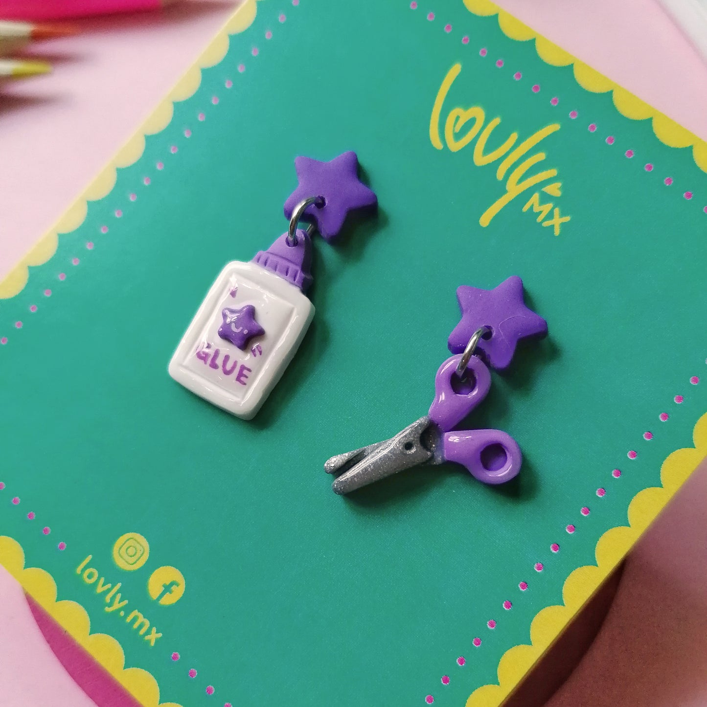 Aretes recortes del kinder morados